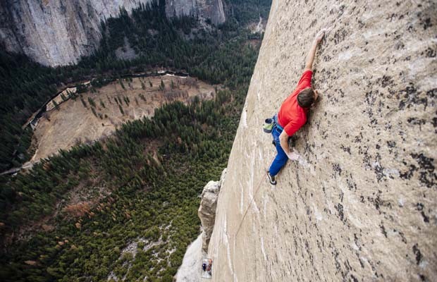Tommy Caldwell escalando o El Capitan (Foto: Corey Rich / Big UP Productions / Aurora Photos)