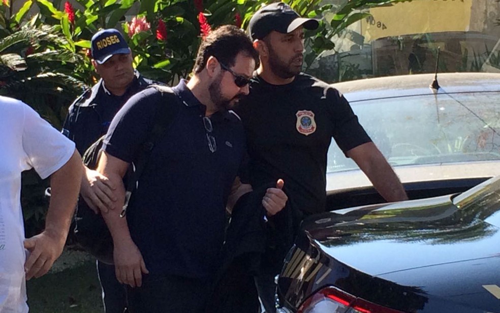 Ex-secretário de Obras, Alexandre Pinto, no momento de sua prisão na Zona Oeste do Rio, na quinta-feira (3) (Foto: Cristina Boeckel / G1)