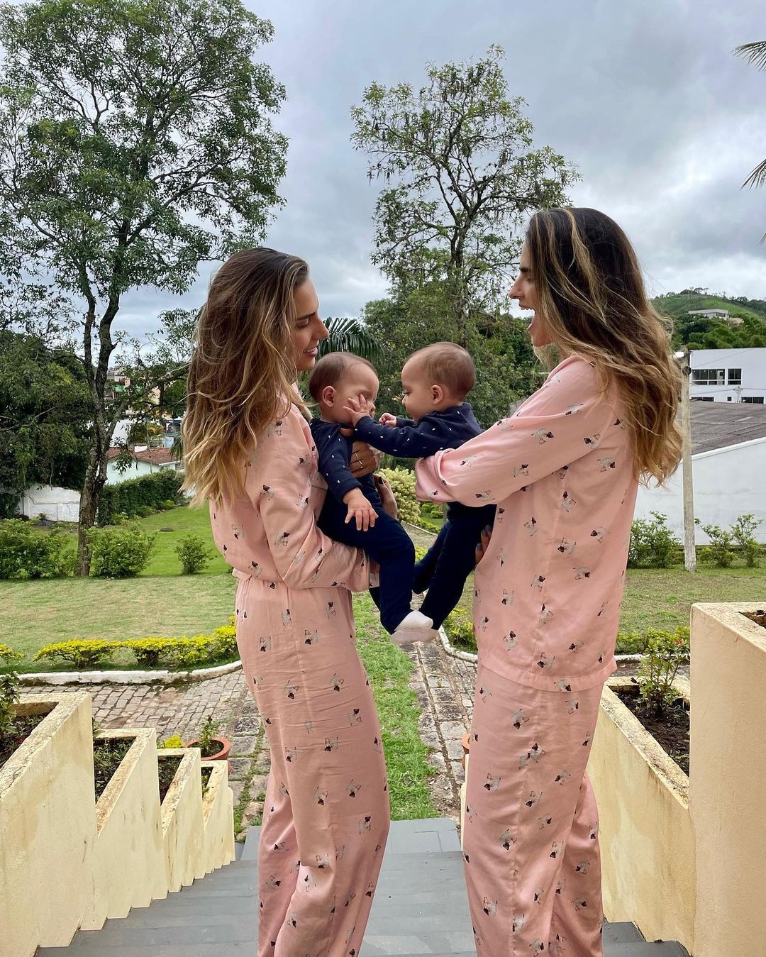 Combinando looks, Marcella Fogaça faz clique com a irmã e as filhas (Foto: Reprodução/Instagram)