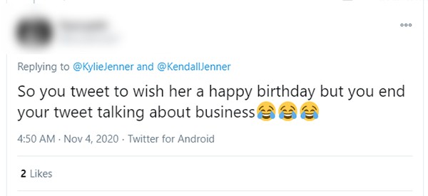 Kylie Jenner foi criticada por fãs no Twitter após promover sua marca de maquiagem nesta quarta-feira (4) (Foto: Reprodução / Twitter)
