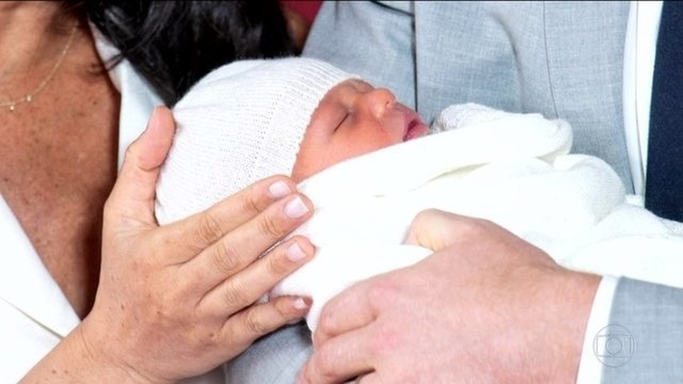 Príncipe Harry e duquesa Meghan apresentam o filho recém-nascido — Foto: Reprodução/Globo