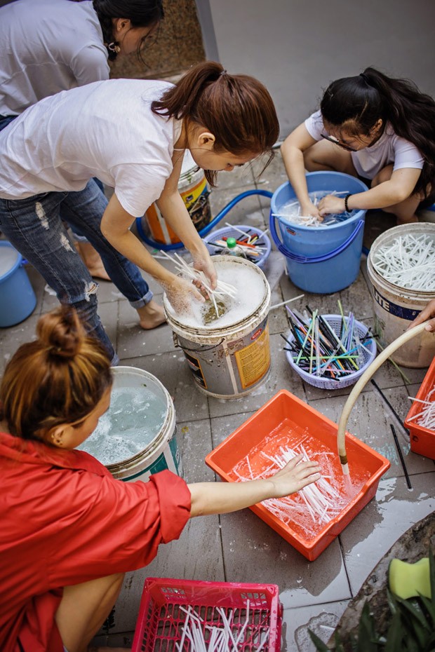 Instalação de arte cria ondas marítimas com canudos de plástico usados (Foto: Reprodução / Von Wong)