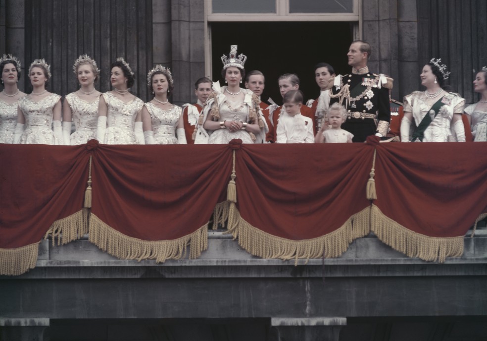 Rainha Elizabeth II em sua coroação, em 1953, ao lado do príncipe Philip — Foto: Getty Images
