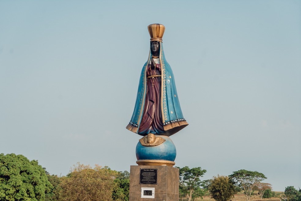 A imagem de Nossa Senhora Aparecida foi doada pelo empresário Agesner Monteiro da Silva (Monteiro Formaturas — Foto: Raul Muniz