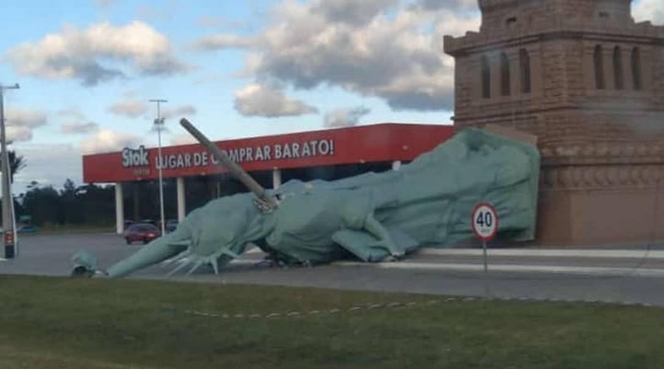 Estátua de loja da Havan caiu em Capão da Canoa, no Rio Grande do Sul  (Foto: Reprodução/Redes sociais)