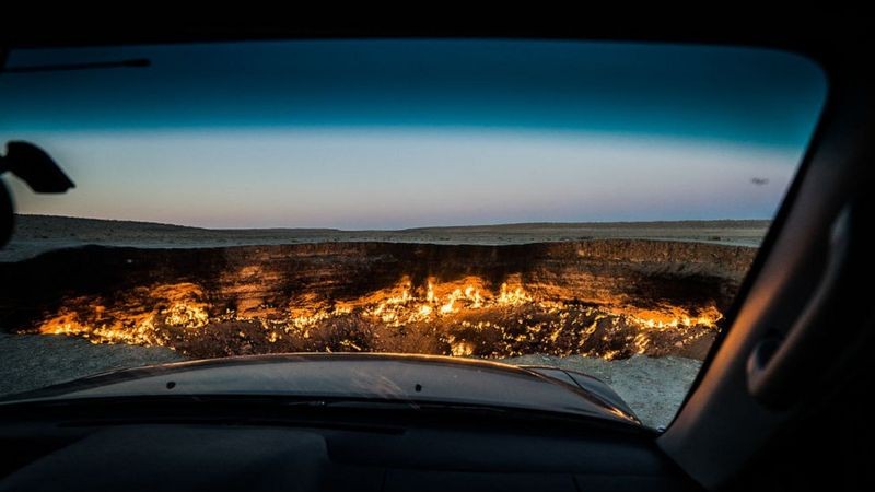 Cratera está localizada em planície no deserto de Karakum (Foto: Getty Images)