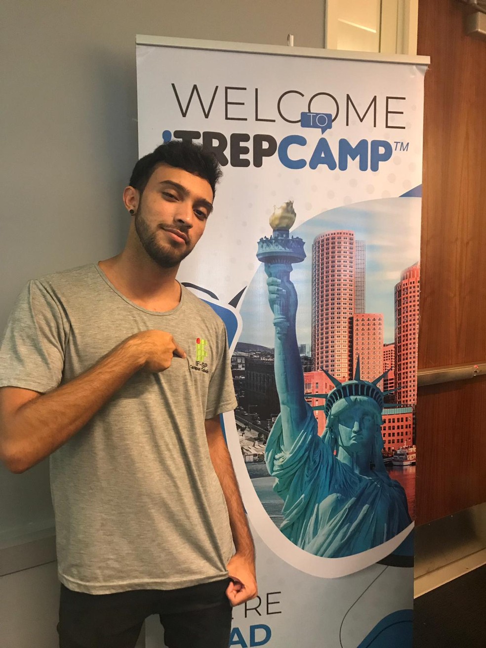 Vitor ganhou uma viagem para os Estados Unidos para apresentar o projeto que criou com a ajuda do professor — Foto: Reprodução