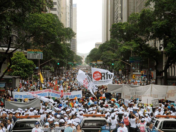 Manifestantes tomam o Centro do Rio no protesto contra mudança na lei dos royalties (Foto: Alexandre Durão/G1)