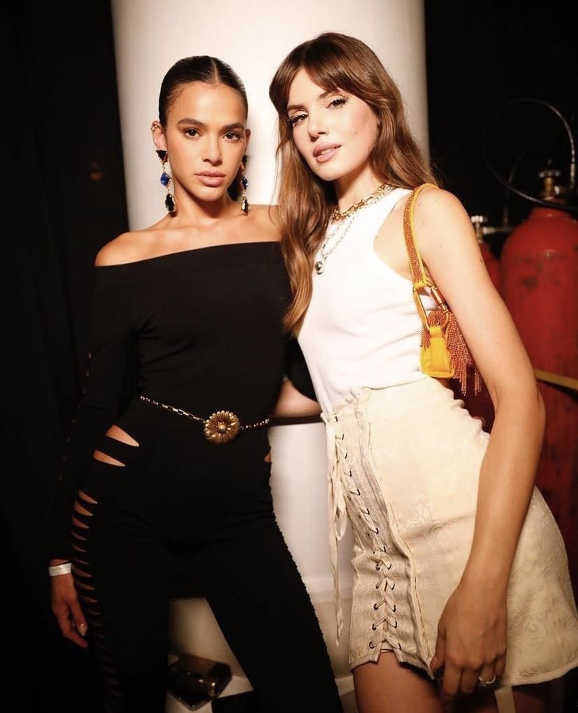 Bruna Marquezine elogia Camila Queiroz em desfile: "Mais linda ainda por dentro" — Foto: Instagram