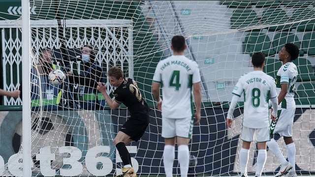 De Jong entrou no gol com bola e tudo na partida do Barcelona contra o Elche