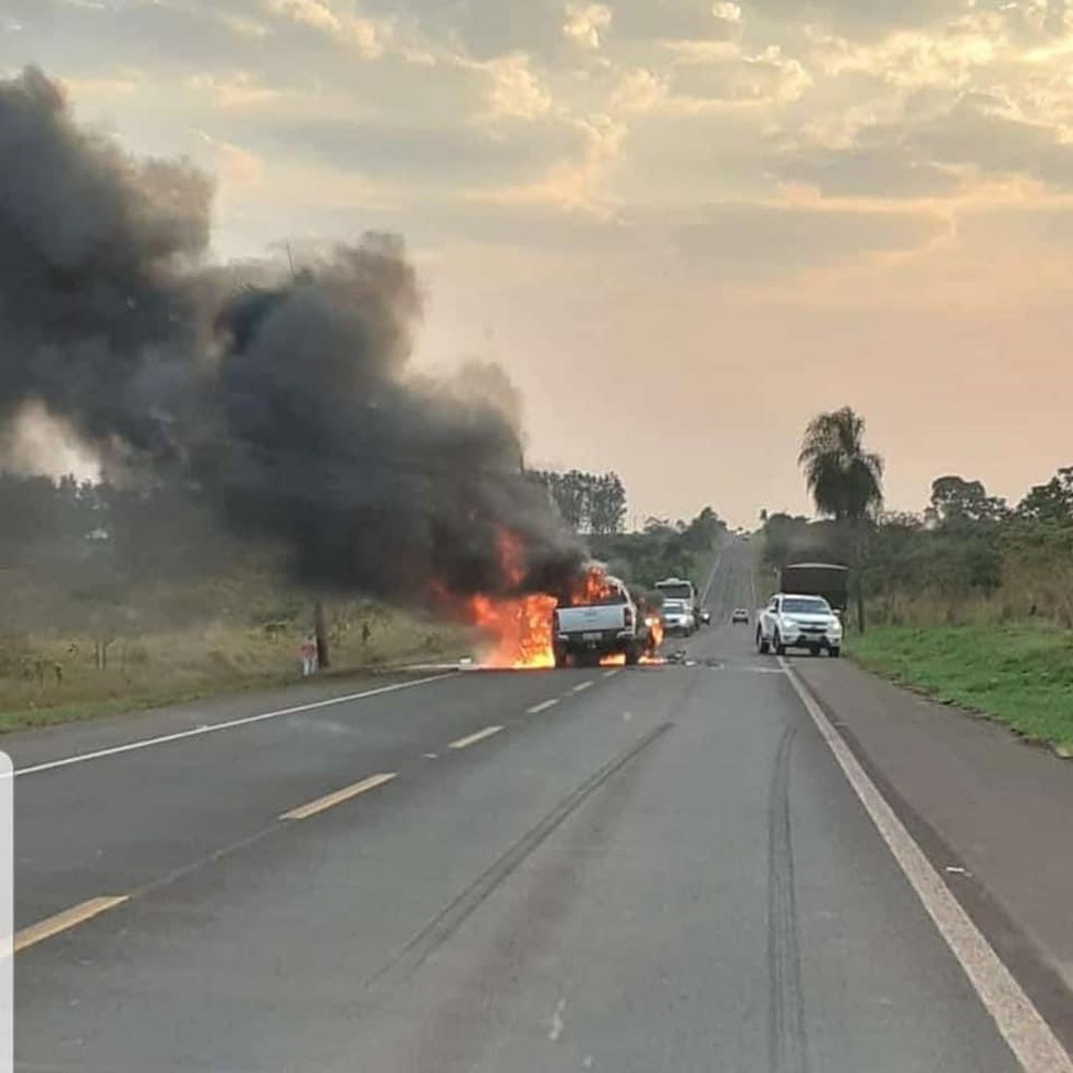 Pista foi parcialmente interditada após colisão frontal — Foto: PRF/Divulgação