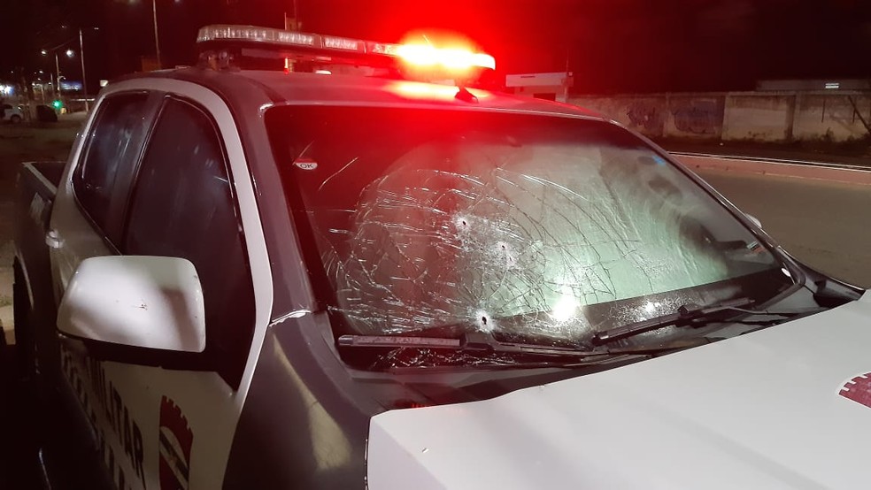 Marcas de tiros em carro do 3º Batalhão da Polícia Militar do RN, após confronto com suspeitos de roubo na Grande Natal. — Foto: Sérgio Henrique Santos/Inter TV Cabugi