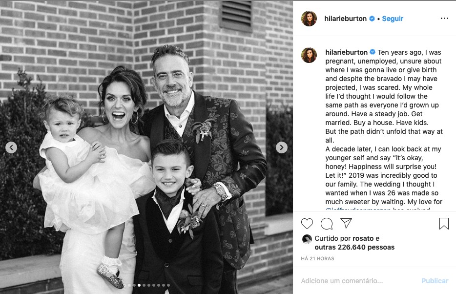 O post da atriz Hilarie Burton falando sobre as transformações de sua vida ao longo dos últimos dez anos, acompanhado de uma foto com os filhos e o marido, o ator Jeffrey Dean Morgan (Foto: Instagram)