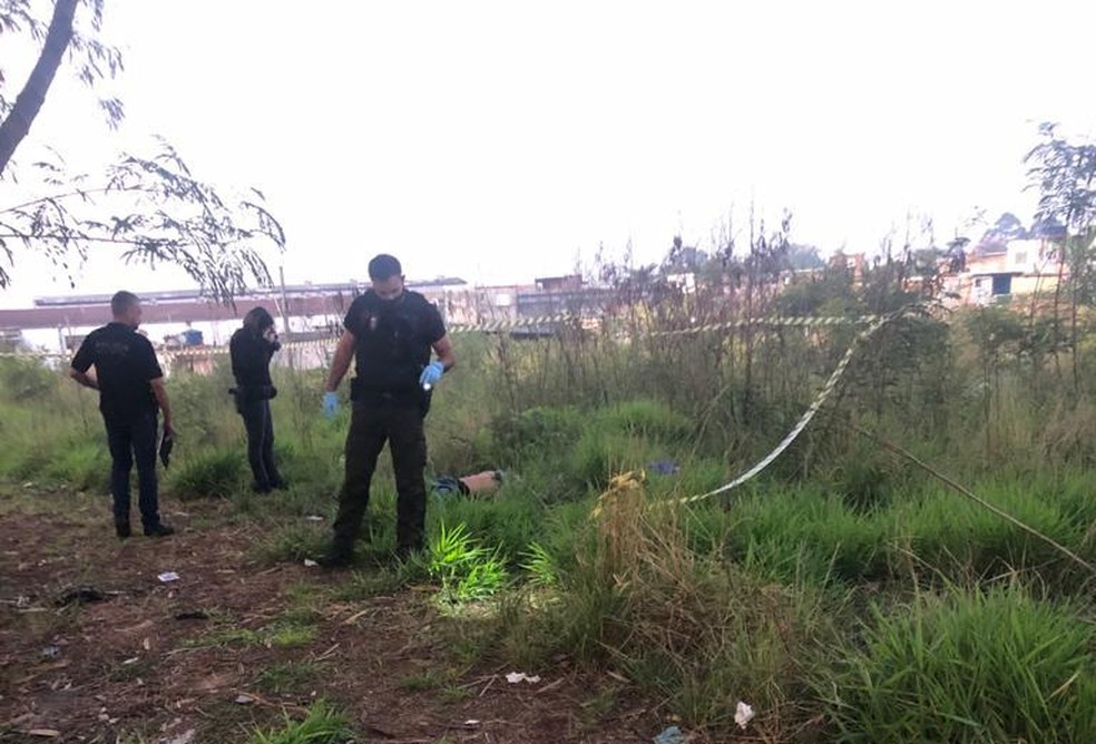 Polícia Civil analisa terreno baldio onde agentes da Polícia Militar mataram um homem com atitude suspeita na madrugada deste sábado (26) — Foto: Polícia Militar do Estado de São Paulo/Divulgação