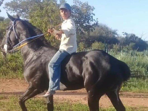 Felipe é apaixonado por cavalos, assim como seu ídolo Mano Walter (Foto: Reprodução)