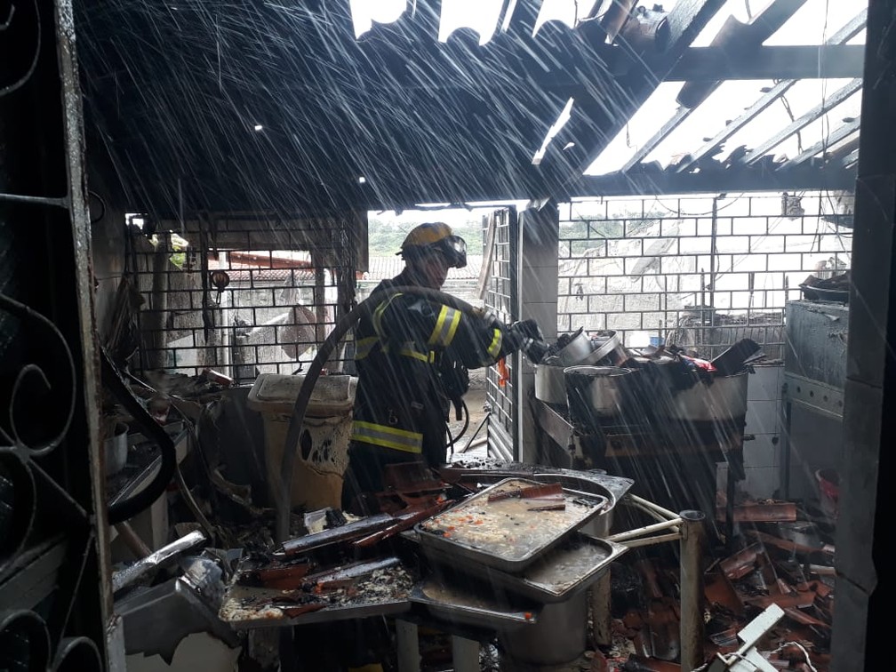 Bombeiro combate as chamas dentro de cozinha de buffet â Foto: Corpo de Bombeiros / DivulgaÃ§Ã£o
