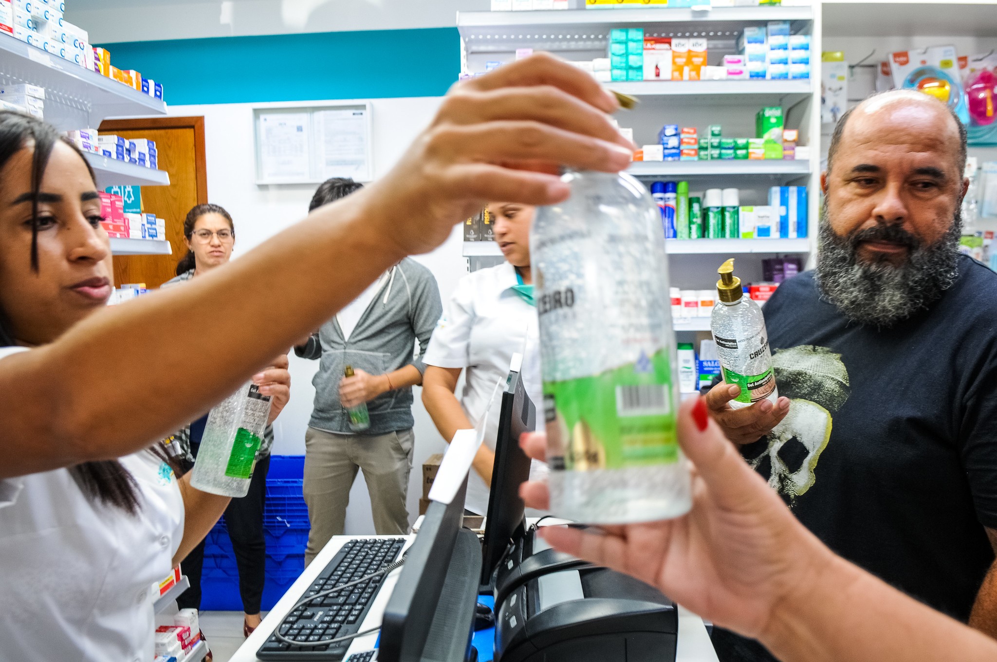 Compras de álcool em gel dispararam no Brasil após a confirmação do primeiro caso de coronavírus no país (Foto: Paulo H. Carvalho / Agência Brasília/Fotos Públicas)