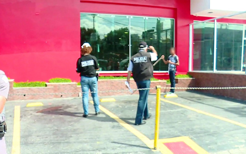 Polícia faz reconstiuição da morte de menino após confusão em estacionamento do Habib's, em São Paulo — Foto: GloboNews/Reprodução