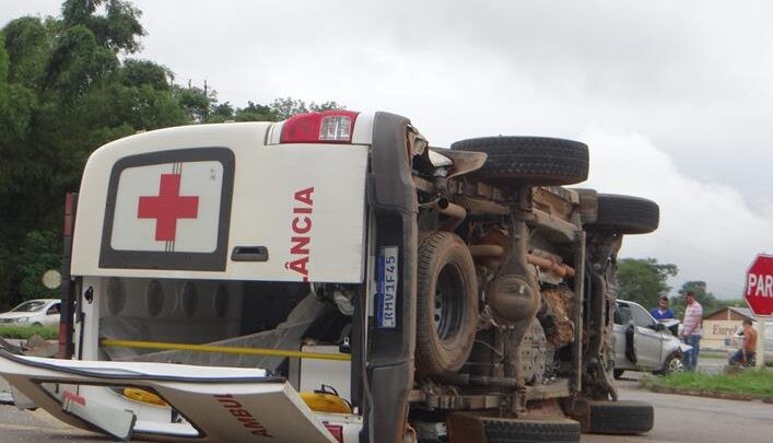 Batida entre ambulância e carro deixa feridos na BR-116, em Muriaé