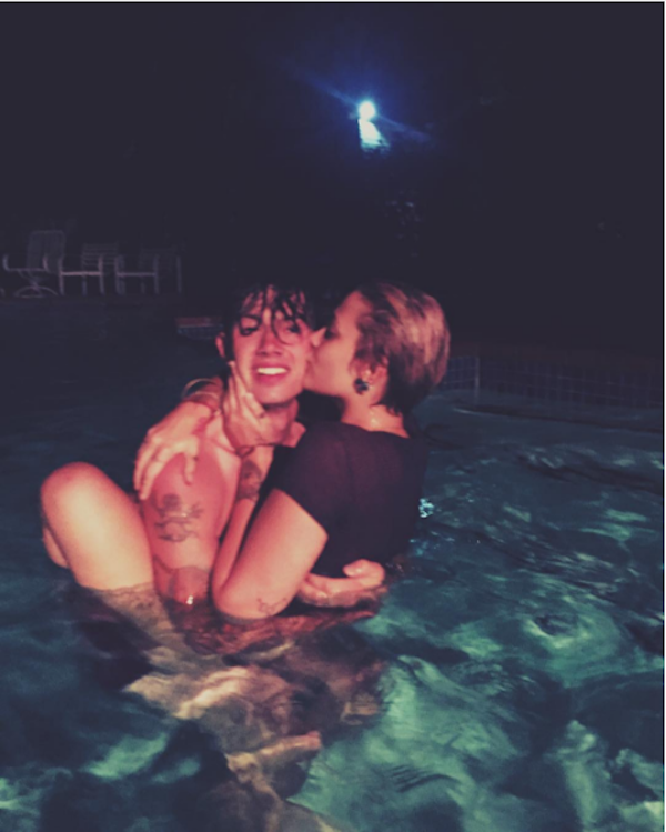 Paris Jackson na piscina com o namorado (Foto: Instagram)