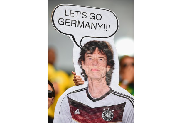 Torcedor brinca com a imagem de Mick Jagger torcendo pela Alemanha no jogo contra o Brasil (Foto: Getty Images)