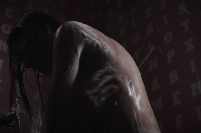 Lara sente nojo e se lava após programa (Foto: Reprodução)
