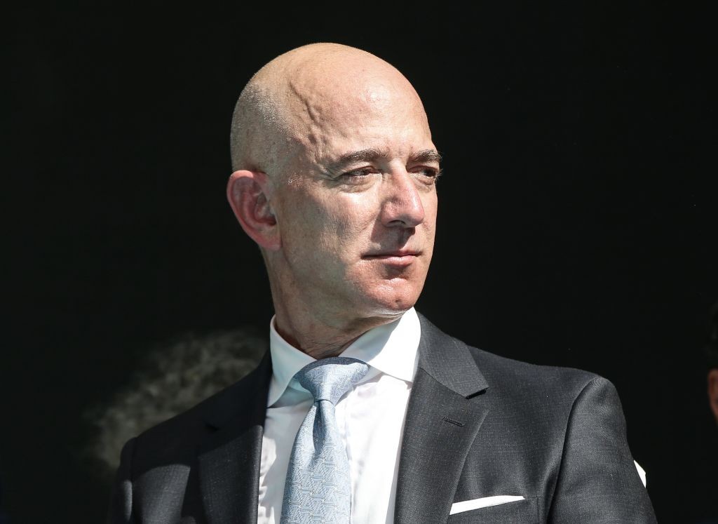 ISTANBUL, TURKEY - OCTOBER 2:  Amazon CEO Jeff Bezos attends a commemoration ceremony held in front of Saudi consulate on the first anniversary of his murder, in Istanbul, Turkey on October 02, 2019.  (Photo by Elif Ozturk/Anadolu Agency via Getty Images (Foto: Anadolu Agency via Getty Images)