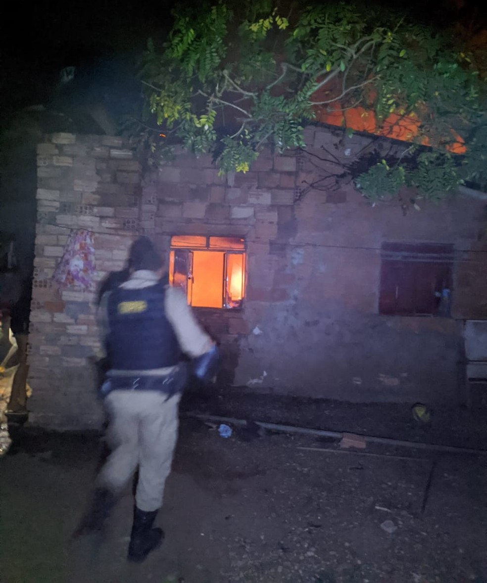 Policiais militares e vizinhos controlaram às chamas — Foto: Polícia Militar/ Divulgação