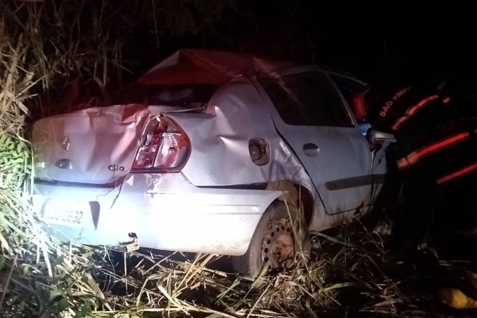 Carro ficou totalmente destruído após o acidente — Foto: Corpo de Bombeiros de Olímpia/Divulgação