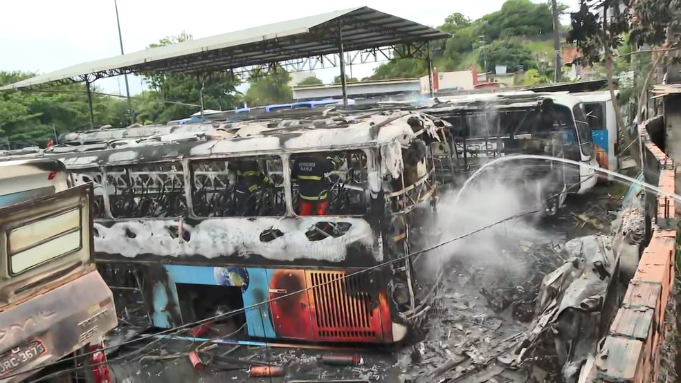 Incêndio atinge ônibus intermunicipais em garagem de Salvador — Foto: Reprodução/TV Bahia