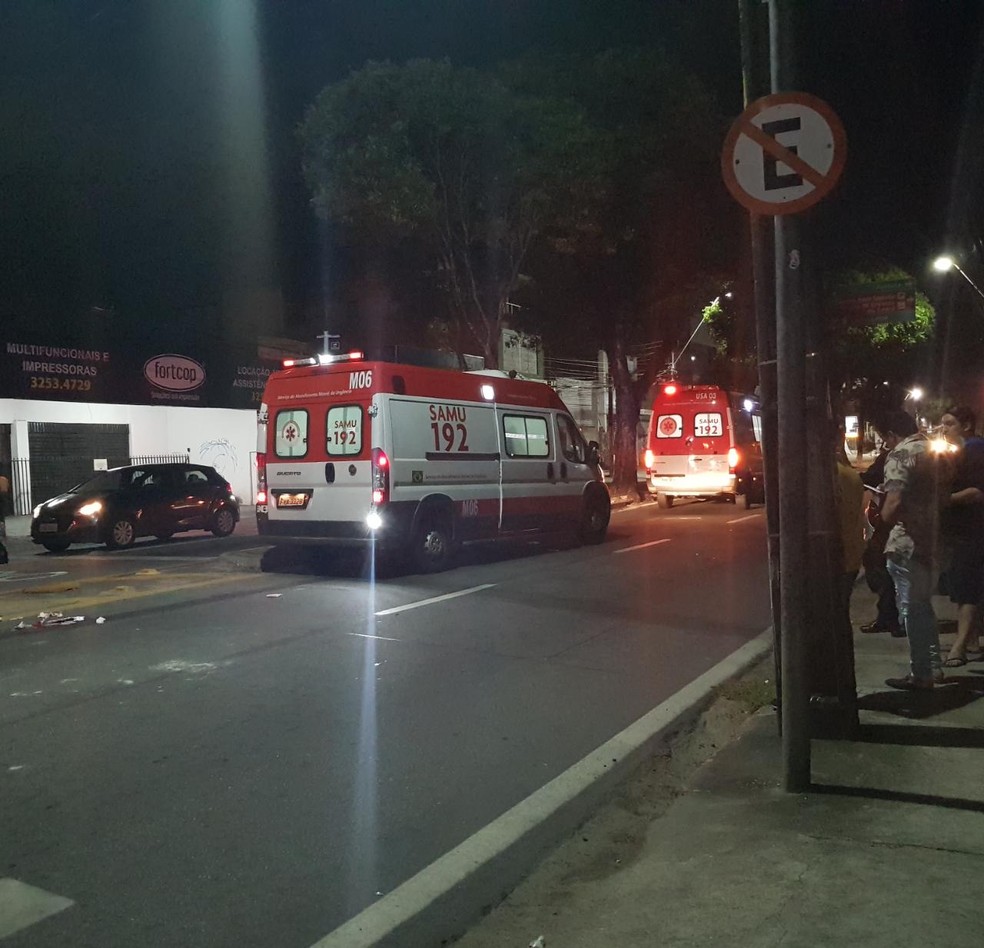 Duas ambulâncias do Samu participaram do resgate do motociclista, que foi encaminhado para o IJF. — Foto: Rafaela Duarte/ Sistema Verdes Mares