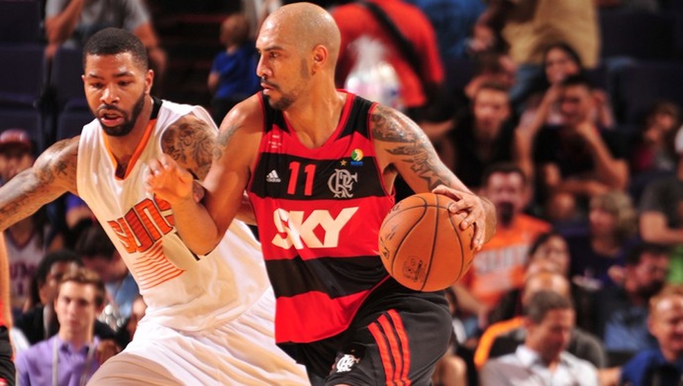 Marquinhos jogou contra times da NBA em amistosos com a camisa do Flamengo, mas também já fez parte do melhor basquete do mundo — Foto: Foto: Agência AP