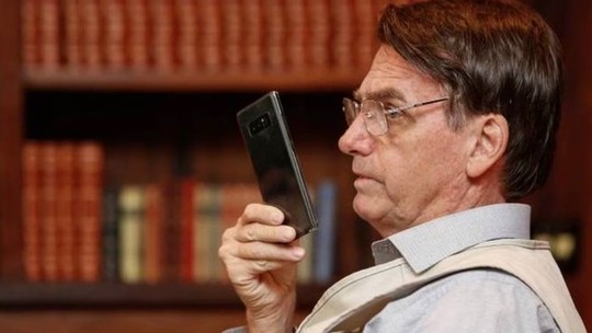 Bolsonaro troca (mais uma vez) de celular 
