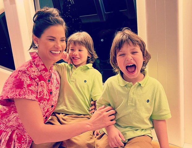 Andressa Suita com os filhos (Foto: Reprodução/Instagram)