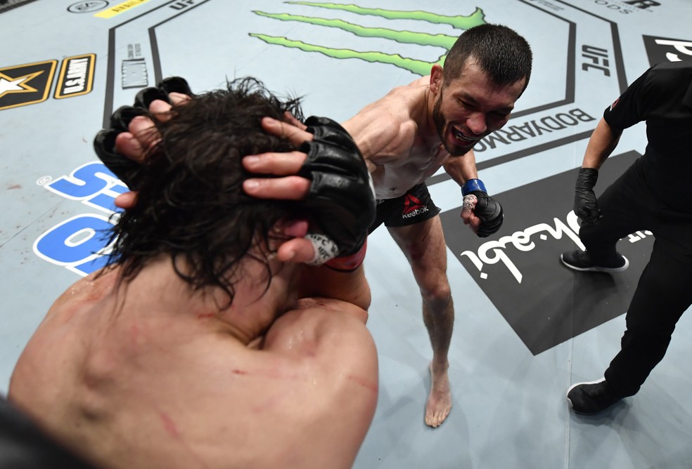 Makhmud Muradov encurrala e golpeia Andrew Sanchez no UFC 257 — Foto: Getty Images