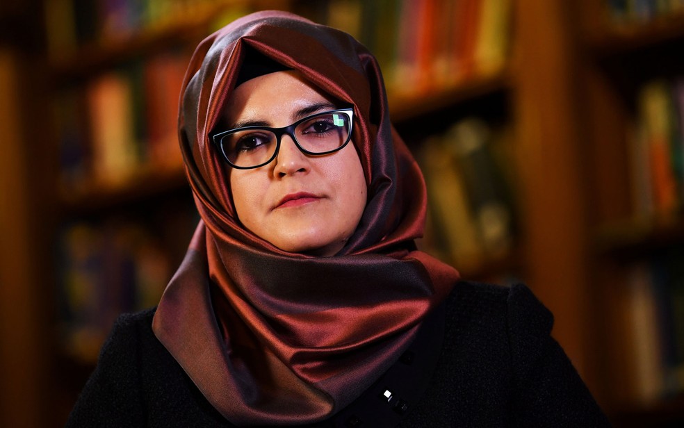 Hatice Cengiz, noiva do jornalista saudita assassinado Jamal Khashoggi, durante entrevista à agência Reuters, em Londres, na segunda-feira (29)  — Foto: Reuters/Dylan Martinez