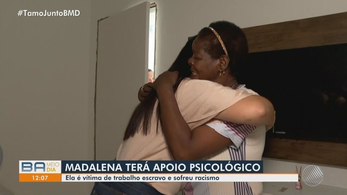 Resgatada de trabalho an&aacute;logo &agrave; escravid&atilde;o na BA chora ao tocar em m&atilde;o de  rep&oacute;rter: 'Receio de pegar na sua m&atilde;o branca' | Bahia | G1