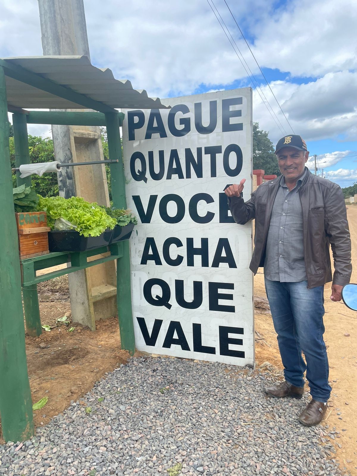 Pague se puder e quanto quiser: comerciante oferece hortaliças às margens de estrada na Bahia