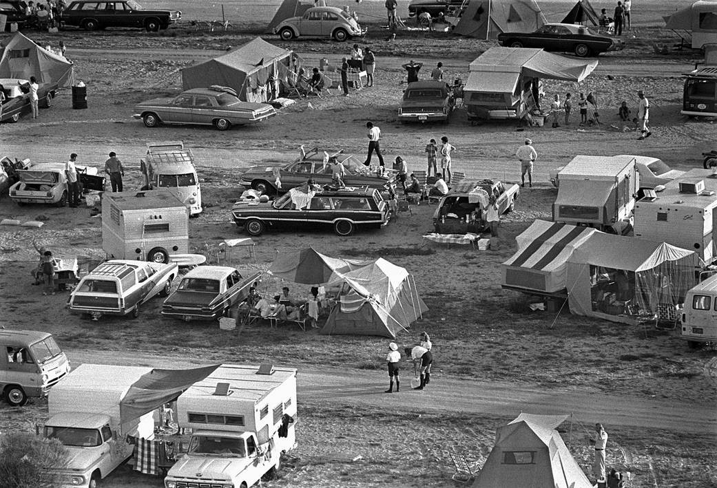 Milhares de espectadores acamparam em praias e estradas vizinhas ao Centro Espacial Kennedy, para assistir ao lançamento da Apollo 11 (Foto: NASA)