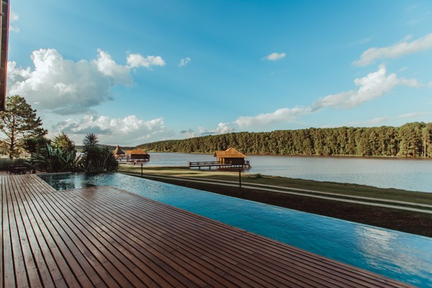 Hotel no Paraná tem bangalô sobre lago e distanciamento entre acomodações (Foto: Deise Bataglin)