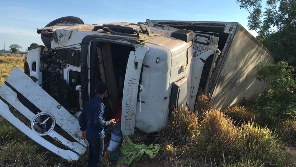 Uma carreta que transportava cerca de 25 toneladas de carne tombou nesse domingo (27) na MT-175 em Mirassol D’Oeste, a 329 km de Cuiabá — Foto: Divulgação