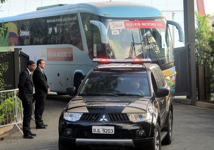 ônibus Colômbia deixa CT Cotia (Foto: Marcelo Prado) ônibus Colômbia deixa CT Cotia (Foto: Marcelo Prado)