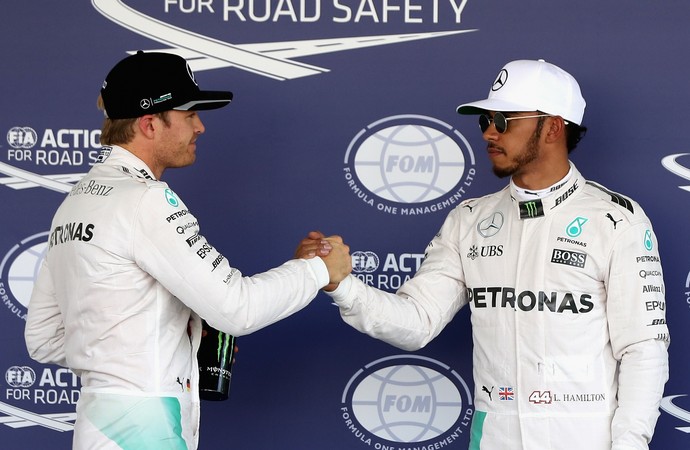 Nico Rosberg e Lewis Hamilton se cumprimentam após treino classificatório no México (Foto: Getty Images)