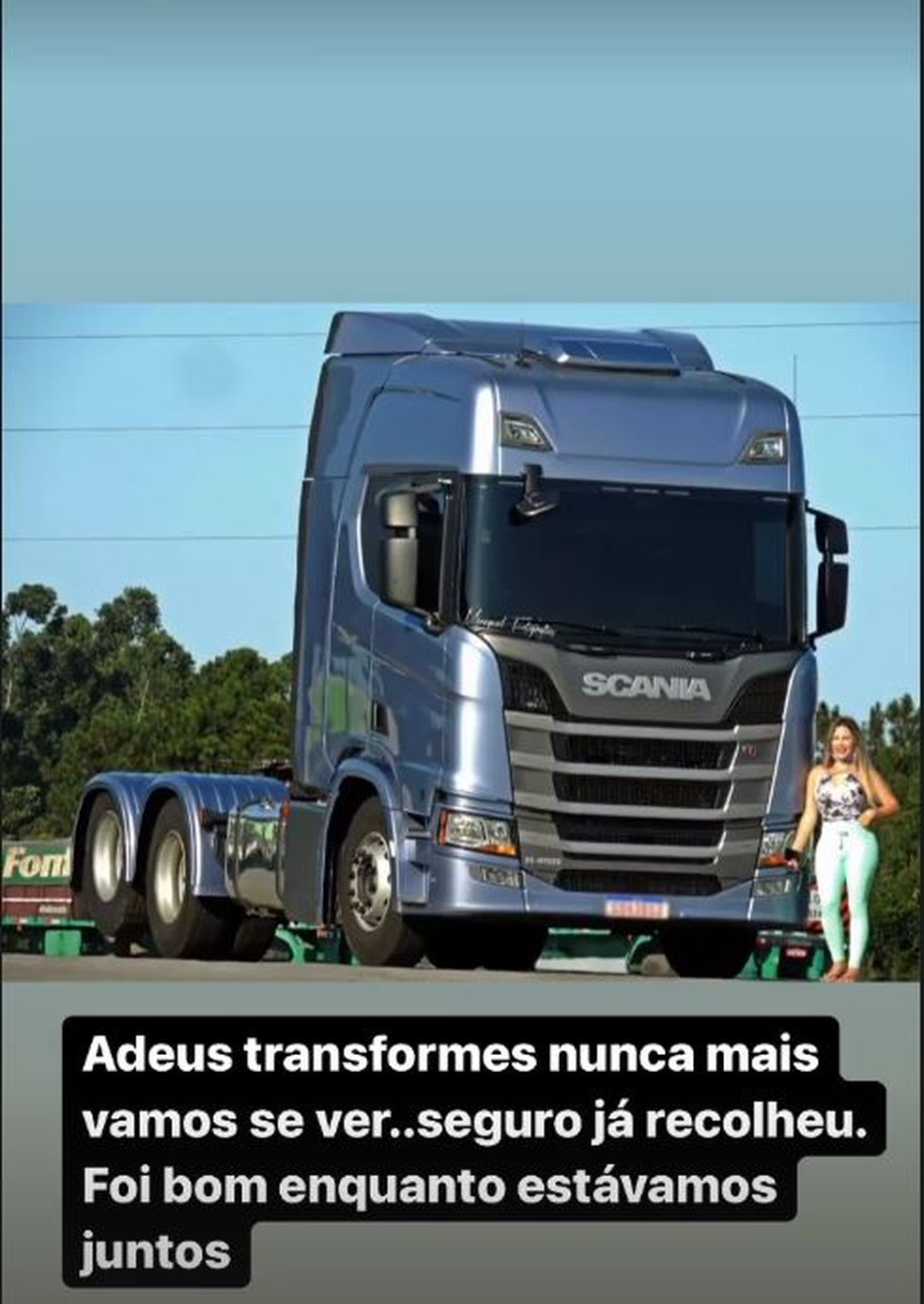 Caminhoneira Aline F&uuml;chter ao lado de caminh&atilde;o que acabou envolvido em acidente no MT &mdash; Foto: Reprodu&ccedil;&atilde;o/Redes sociais