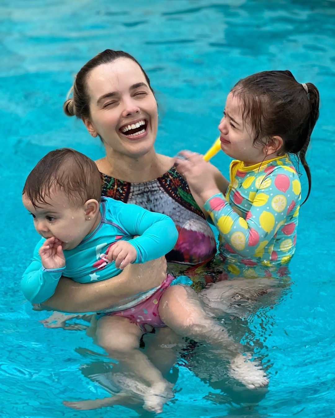 Thaeme tirou fotos na piscina ao lado das filhas Ivy e Liz (Foto: Reprodução/Instagram)