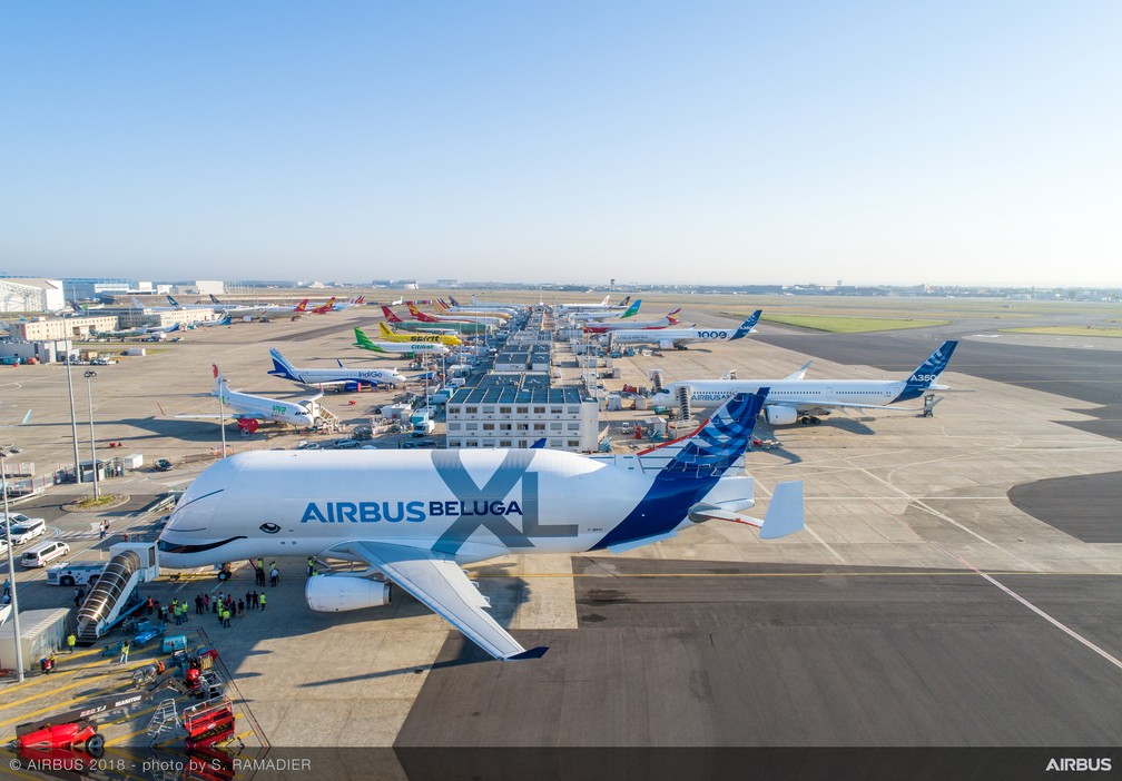 Airbus Beluga XL perto de outros aviões em aeroporto na França — Foto: Divulgação/Airbus
