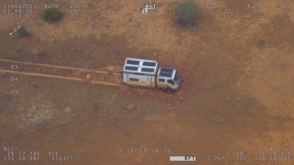 Motorhome atolado no deserto de Simpson, região central da Austrália, em 12 de novembro de 2021 — Foto: Australian Maritime Safety Authority (AMSA) via Reuteres
