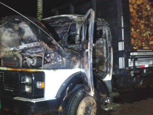 Caminhão foi incendiado em Guaramirim (Foto: 14º BPM/Divulgação)