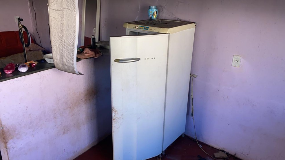 Criança se escondeu dentro de geladeira — Foto: Rafael Medeiros