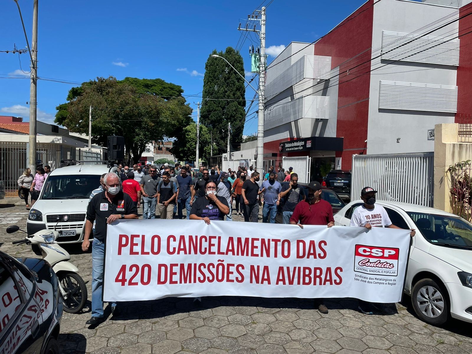 Funcionários demitidos da Avibras fazem passeata em protesto contra demissões em São José
